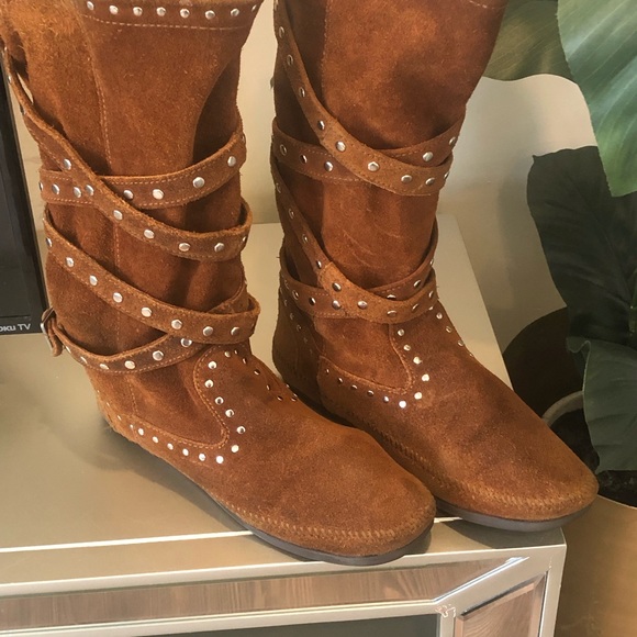 Minnetonka Size 10 cognac color studded suede boot - Picture 2 of 5